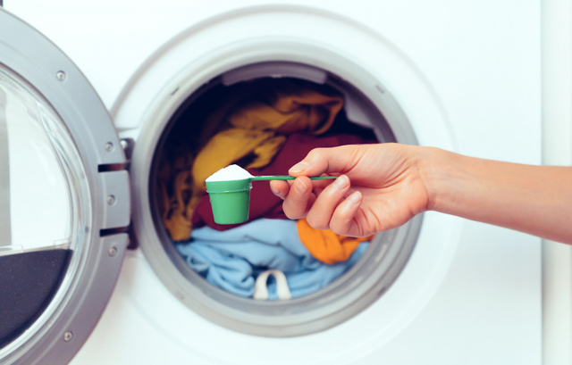 Lavar roupas com sal: por que recomendam e para que serve?