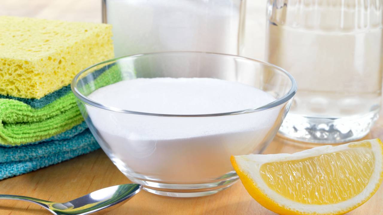 A mistura caseira de casca de limão e bicarbonato que limpa e perfuma