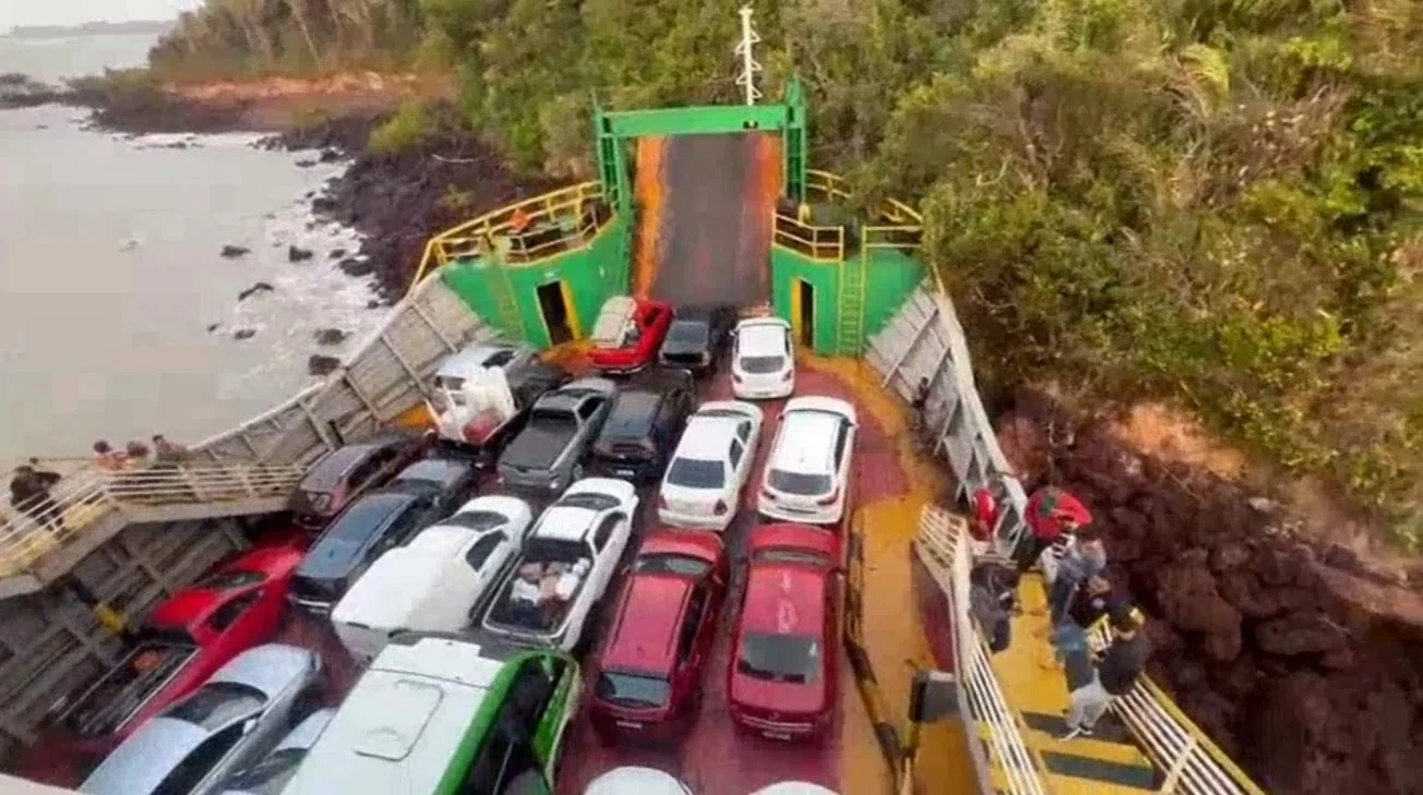 Ferryboat fica encalhado após sair de São Luís ao Cujupe com mais de 130 pessoas a bordo