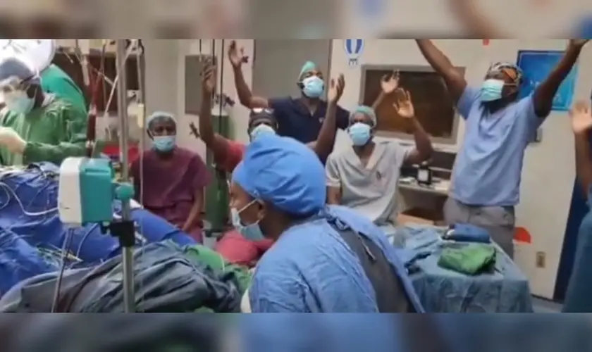 Equipe médica louva a Deus durante cirurgia cerebral: “Ele trouxe cura”