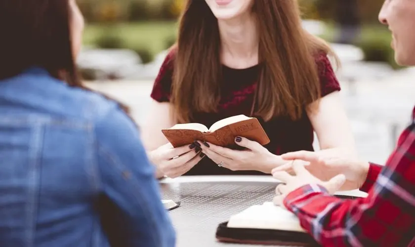 Com certeza! Aqui está o texto com subtítulos para organizar as informações: 📜 Projeto de Lei Aprovado em Porto Alegre A Câmara Municipal de Porto Alegre aprovou nesta segunda-feira (10) um projeto de lei que permite a realização do “Intervalo Bíblico” em escolas públicas e privadas da capital gaúcha. 🎯 Detalhes e Funcionamento da Proposta A proposta, de autoria do vereador Hamilton Sossmeier (Podemos), autoriza estudantes a realizarem encontros voluntários para: Leitura da Bíblia; Momentos de oração; Compartilhamento de experiências religiosas. O projeto prevê que o Intervalo Bíblico ocorra sem censura ou interferência da administração escolar, em horários definidos com a direção para não comprometer as atividades pedagógicas. 🗣️ Justificativa e a Laicidade do Estado Segundo o autor da proposta, ela não fere a laicidade do Estado, por se tratar de uma manifestação de fé: Livre; Pacífica; Voluntária; Sem caráter de imposição religiosa. O vereador afirma que a aprovação do “Intervalo Bíblico” garante aos estudantes o direito à liberdade religiosa no ambiente escolar, sem configurar doutrinação ou violar a laicidade do Estado. Ele acrescenta que a laicidade não significa hostilidade à religião, mas sim que o Estado assegure o direito de fé e de expressão religiosa de todas as pessoas. “A proposta respeita integralmente o princípio da laicidade do estado, uma vez que laicidade não significa hostilidade à religião, mas sim a garantia de que todos possam expressar sua fé livremente no espaço público, desde que de forma pacífica, voluntária e respeitosa”, explica o autor. O vereador conclui que: “Situações recentes, contra estudantes que realizavam encontros religiosos espontâneos, mostram a necessidade de assegurar esse direito de forma explícita”.