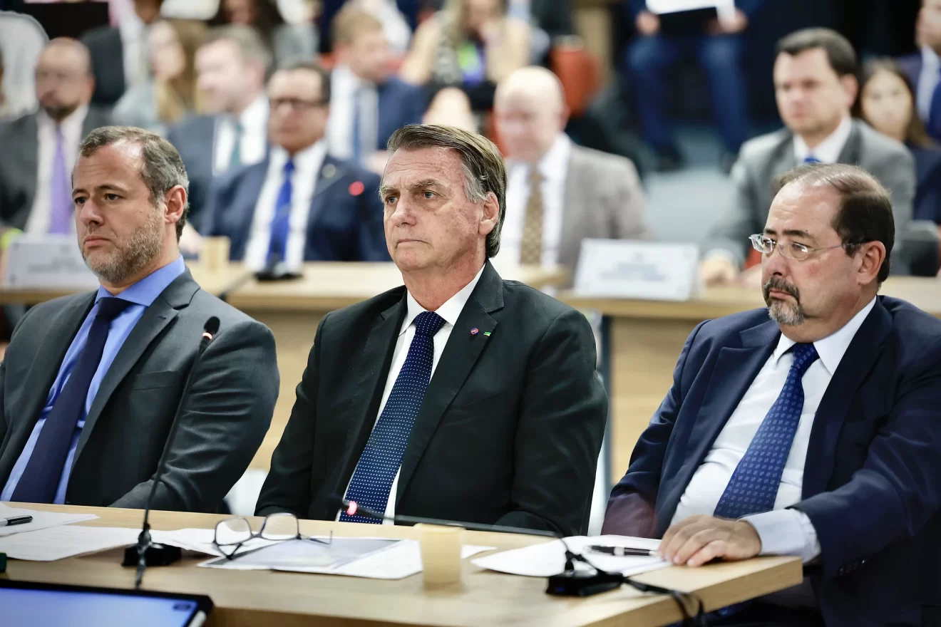 O Supremo Tribunal Federal (STF) publicou nesta segunda-feira (17), a ata do julgamento dos recursos do ex-presidente Jair Bolsonaro (PL) e de outros seis réus no caso do suposto golpe de Estado. Os quatro integrantes da Primeira Turma votaram pela rejeição dos embargos de declaração. Nos próximos dias, deve ser publicado o acórdão. A ata é diferente do acórdão. Ela formaliza o resultado dos votos dos ministros. Já o acórdão, reúne o relatório do processo, as fundamentações dos ministros e oficializa a decisão. É somente após a publicação do acórdão que as defesas podem recorrer novamente. Leia também 1 Nikolas diz em fórum que crime “governa” áreas do Brasil 2 Maior porta-aviões do EUA entra no Caribe e aumenta tensão 3 Eduardo viaja ao Bahrein, no Oriente Médio, e encontra sheik 4 Equipe de Haddad procura emprego na Faria Lima, diz jornal 5 Flávio e Eduardo viajam para reunião com Bukele O julgamento dos primeiros recursos terminou na última sexta (14), no plenário virtual. Os ministros rejeitaram os requerimentos das defesas por unanimidade. Bolsonaro foi condenado a 27 anos e três meses de prisão pelos crimes de organização criminosa armada, golpe de Estado, tentativa de abolição violenta do Estado Democrático de Direito, deterioração de patrimônio tombado e dano qualificado contra o patrimônio da União. Outros sete réus também foram condenados pelos mesmos crimes. PRÓXIMOS PASSOS A partir do dia seguinte da publicação do acórdão, é contado prazo de cinco dias para as defesas dos sete réus apresentarem novos recursos. Se algum réu não recorrer novamente, será decretado o trânsito em julgado, ou seja, o fim oficial do processo, com a determinação do início do cumprimento da pena. Ao menos no caso de Bolsonaro, deve haver novo recurso. O cenário mais provável é que o réu seja levado para a Penitenciária da Papuda, em Brasília. Isso deve ocorrer entre o fim deste mês e o início de dezembro. Embora o relator, Alexandre de Moraes, tenha adotado um ritmo acelerado na tramitação dos processos, é necessário obedecer a prazos processuais previstos em lei. A defesa de Bolsonaro tem o direito de apresentar um novo recurso e deve fazer isso. Os chamados embargos infringentes dariam direito a um novo julgamento ao réu. No entanto, para os advogados conseguirem esse benefício, seria necessário que o placar da Primeira Turma tivesse registrado dois votos pela absolvição no julgamento da ação penal, segundo a jurisprudência do STF. Como apenas Luiz Fux votou a favor de Bolsonaro, o recurso deve ser rejeitado. O efeito prático será apenas adiar o início do cumprimento da pena.