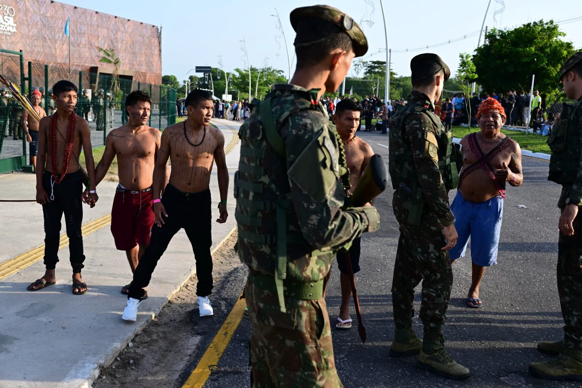 Indígenas bloqueiam entrada da COP30 em Belém em protesto