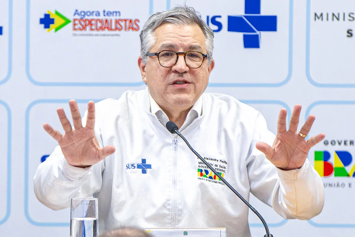 Padilha promete ação contra médicos que questionam vacina