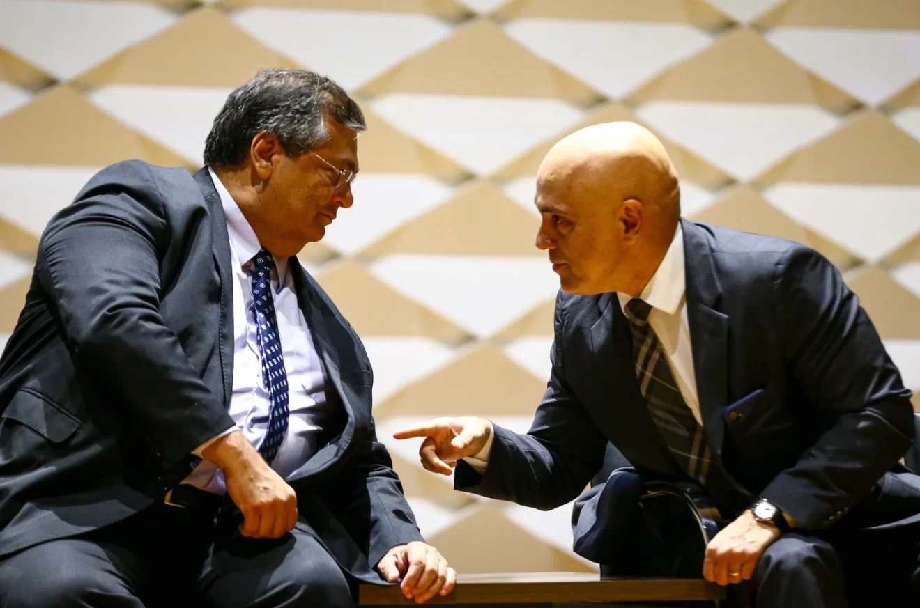 Moraes e Flávio Dino votam para manter prisão de Jair Bolsonaro
