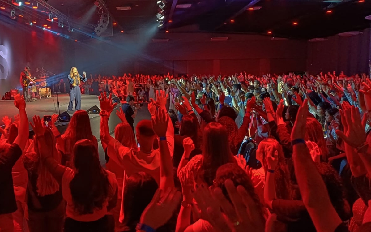 Apresentação de Gabriela Rocha emociona em conferência no ES