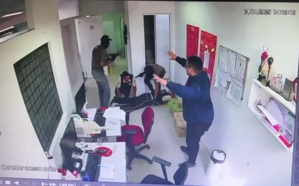 Assaltantes invadem agência bancária em Arari