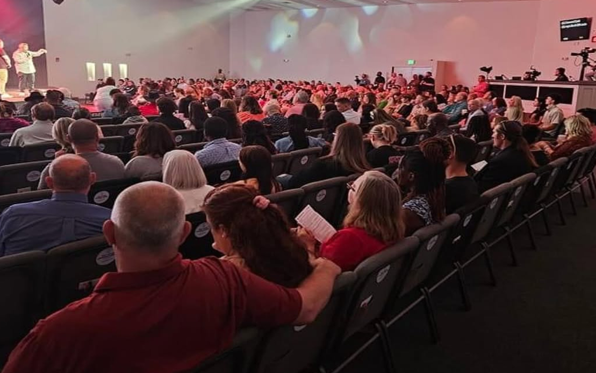 Igreja quita dívidas médicas e beneficia milhares de pessoas de baixa renda