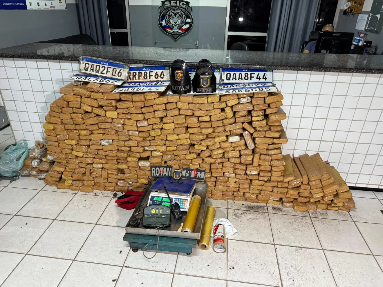 Meia tonelada de maconha é apreendida na Grande Ilha