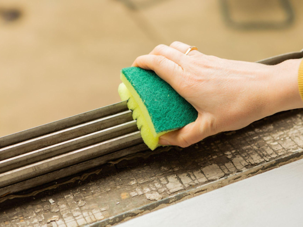 Dicas para limpar trilhos de janelas