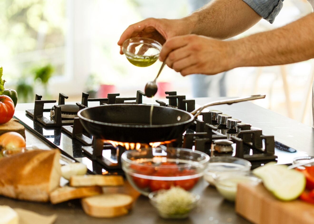 Formas caseiras de eliminar cheiro de fritura sem usar produtos químicos