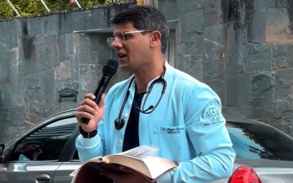 Impedido de evangelizar em hospital de Caruaru, médico leva pregação para a rua