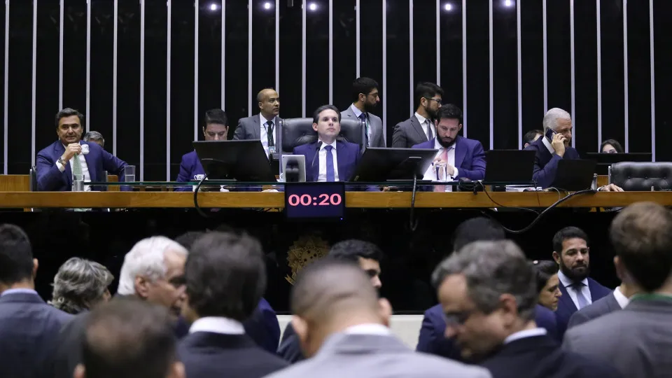 Com 370 votos, Câmara aprova PL Antifacção e derrota governo