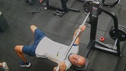 Homem morre após ser atingido por barra de supino na academia