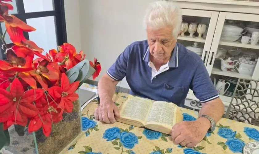 Idoso de 84 anos afirma ter lido a Bíblia 94 vezes: ‘Sede de aprender’