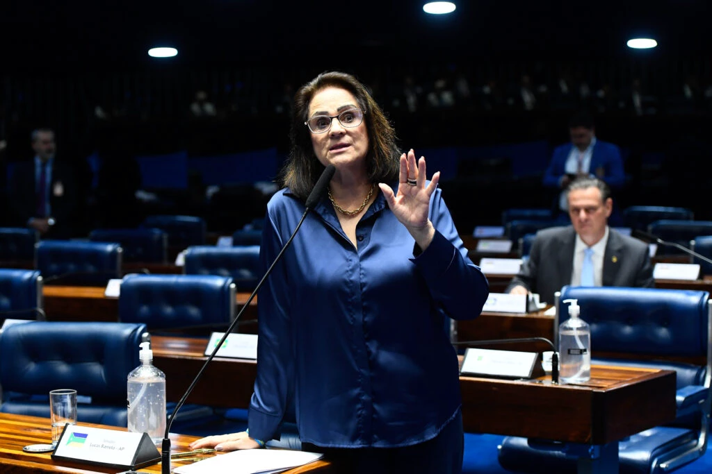 Damares aciona PGR com pedido de impeachment contra Moraes