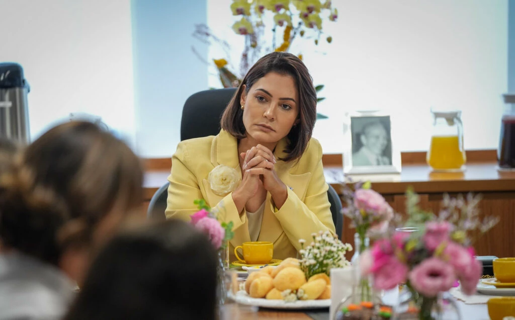 Michelle se pronuncia após falas de Flávio, Carlos e Eduardo