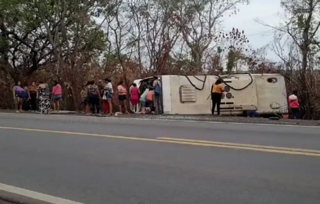 Ônibus sai da pista ao tentar desviar de veículo e deixa mais de 30 feridos na BR-316