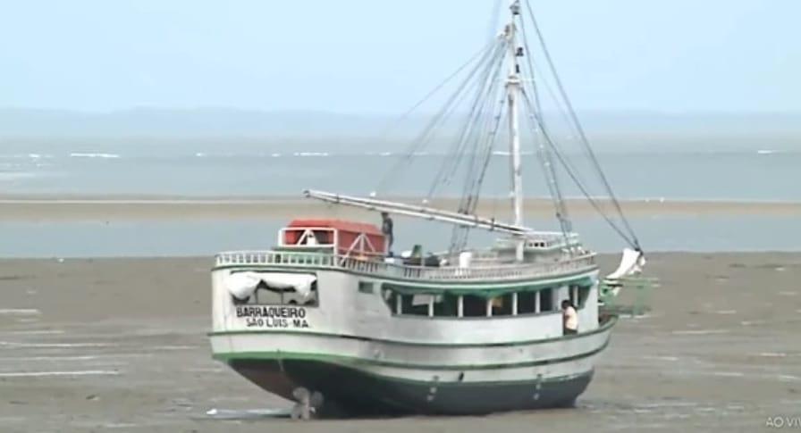 Barco encalha na travessia Alcântara–São Luís