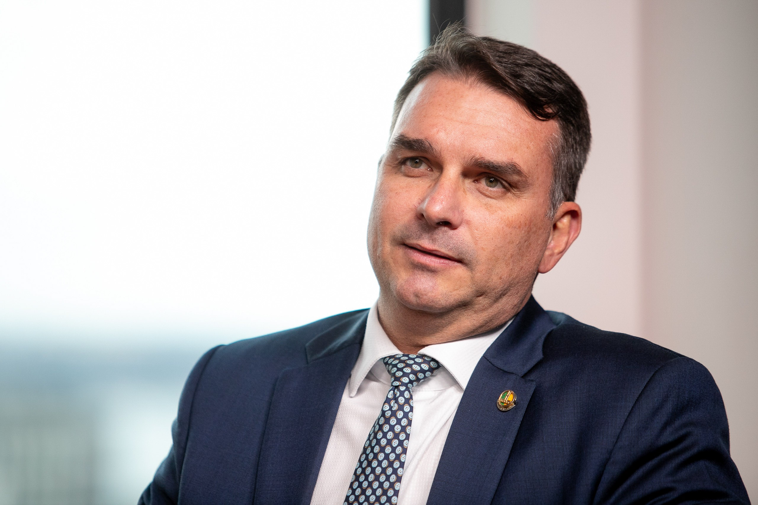 "Juiz não pode ter lado", diz Flávio Bolsonaro durante participação ao vivo no SBT