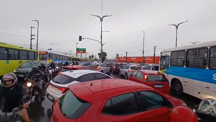 Semáforos apresentam problemas e travam trânsito após chuva em São Luís