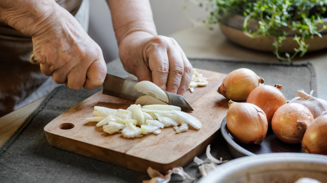 Técnicas para cortar cebola sem chorar
