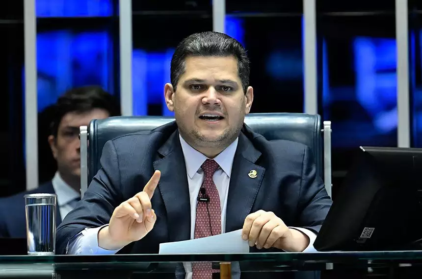 Alcolumbre reage a decisão de Gilmar e pressiona por projetos que limitam o STF