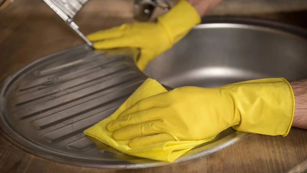 Passo a passo simples para limpar a pia inox sem detergente