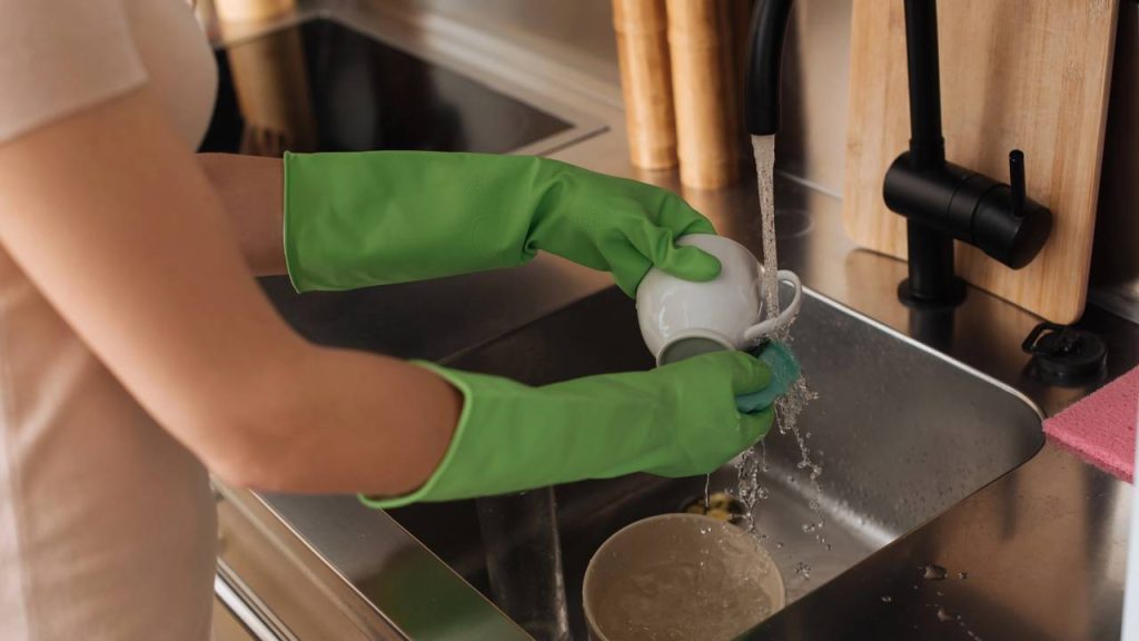 Aprenda a tirar cheiro de ovo de potes e recipientes plásticos