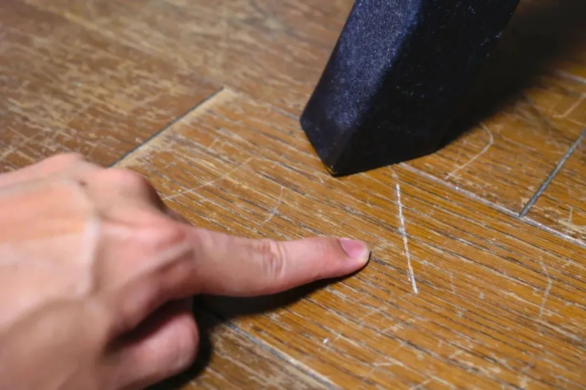 Dica simples para disfarçar arranhões na madeira