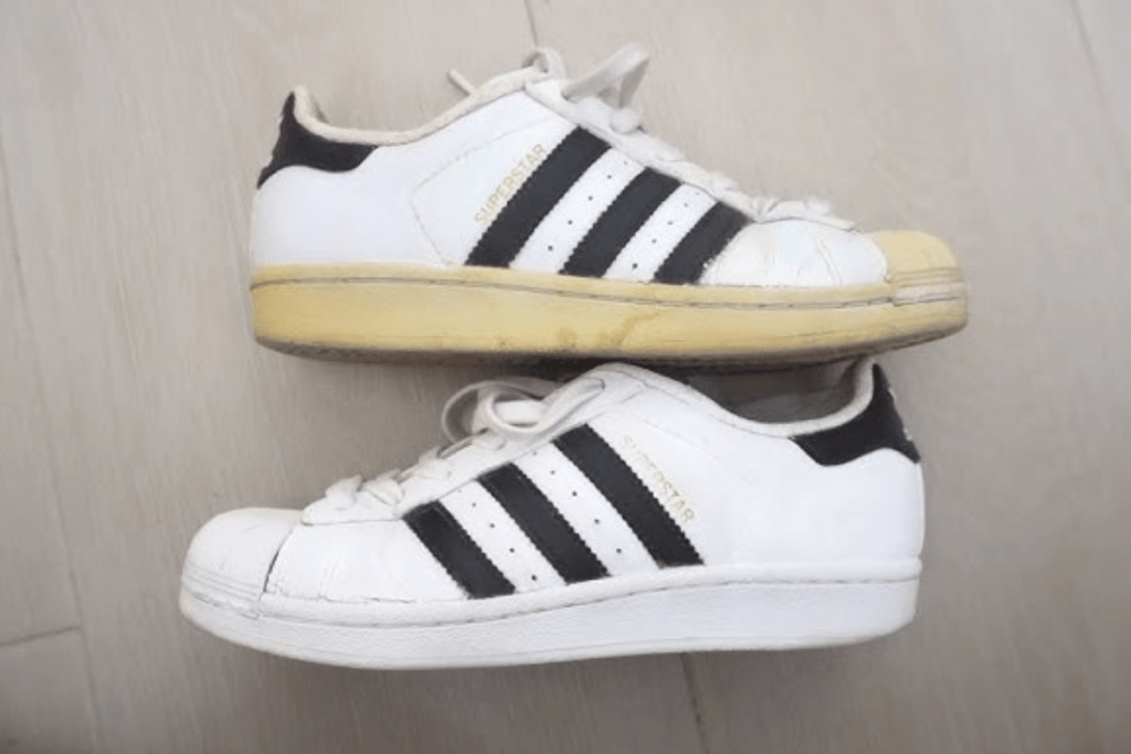 Misturinha caseira para tirar o amarelado de tênis branco O tênis branco é um item versátil e atemporal, mas costuma perder o aspecto de novo com o passar do tempo. Mesmo após lavagens frequentes, o tecido e a borracha tendem a ficar amarelados, principalmente por causa da oxidação e da exposição ao sol. Embora muitas receitas caseiras indiquem bicarbonato ou detergente, existe uma alternativa simples e eficiente que utiliza apenas um produto comum, encontrado facilmente em farmácias. A água oxigenada volume 10 atua diretamente sobre o amarelado Para preparar a misturinha, basta misturar duas colheres de sopa de água oxigenada volume 10 com uma colher de sopa de pasta de dente branca, até formar uma pasta homogênea. A aplicação deve ser feita com uma escova de dentes velha, espalhando o produto sobre as áreas amareladas com movimentos circulares suaves. Após a aplicação, o ideal é deixar a mistura agir por cerca de 30 minutos em um local iluminado, mas sem exposição direta ao sol intenso. Em seguida, é importante enxaguar bem o tênis para remover todo o produto e deixá-lo secar à sombra, evitando novas manchas. Resultado imediato O resultado costuma ser perceptível já na primeira aplicação, com o branco mais uniforme e aparência renovada. A técnica funciona melhor em tênis de tecido e solado claro, devendo ser usada apenas quando necessário para não comprometer o material. Simples, acessível e eficiente, o truque ajuda a recuperar aquele tênis branco esquecido no armário e prolonga sua vida útil sem o uso de produtos agressivos. Dica Extra Para evitar manchas após a lavagem, envolva o tênis em folhas de papel toalha branco antes de colocá-lo para secar à sombra. O papel absorverá qualquer resíduo de sujeira ou sabão que restou nas fibras, impedindo que as manchas apareçam.