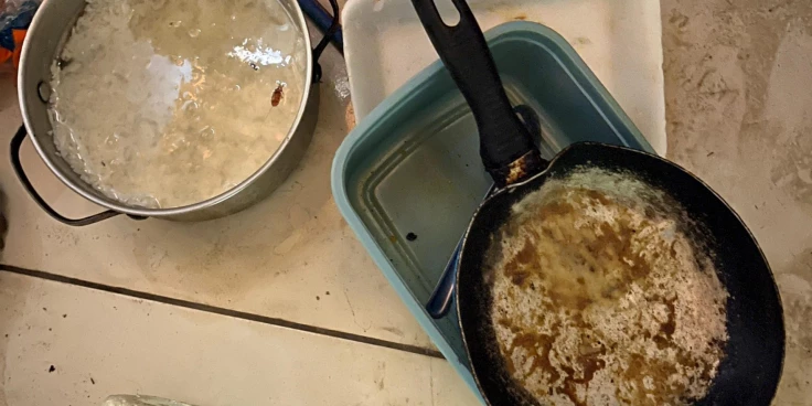 Uma mãe suspeita dos crimes de cárcere privado e maus-tratos foi presa nessa quarta-feira (7), no município de São Bento, na Baixada Maranhense. A filha dela, uma adolescente com paralisia, foi encontrada em ambiente insalubre, sem comida e trancada. Clique aqui para seguir o canal do Imirante no WhatsApp A ação policial ocorreu durante o cumprimento de um mandado de busca e apreensão expedido pela Justiça, resultado de uma investigação que apurava informações relacionadas à violação de direitos de uma adolescente de 14 anos, portadora de paralisia. Adolescente com paralisia vivia em ambiente insalubre Durante a diligência, realizada por uma equipe do 1º Distrito Policial de São Bento, os policiais constataram que a adolescente vivia em um ambiente insalubre, sem receber os cuidados básicos de higiene e sem alimentação adequada, apesar de ser beneficiária de programa social. Foi verificado ainda que a vítima permanecia sozinha em casa, trancada, mesmo diante de sua incapacidade de locomoção. Adolescente trancada e sem se alimentar Ao ser ouvida pelos policiais, a adolescente relatou que estava há quase dois dias sem se alimentar e que sua mãe não permitia que ela saísse da residência. Mulher é presa por maus-tratos e cárcere privado Diante da gravidade dos fatos constatados e das denúncias anteriormente recebidas pelos órgãos de proteção, foi dada voz de prisão em flagrante à mãe da garota. A mulher foi conduzida à Delegacia de Polícia para a lavratura do auto de prisão. Após a adoção das medidas legais cabíveis, a presa foi encaminhada a uma unidade prisional, onde permanecerá à disposição da Justiça e deverá passar por audiência de custódia.