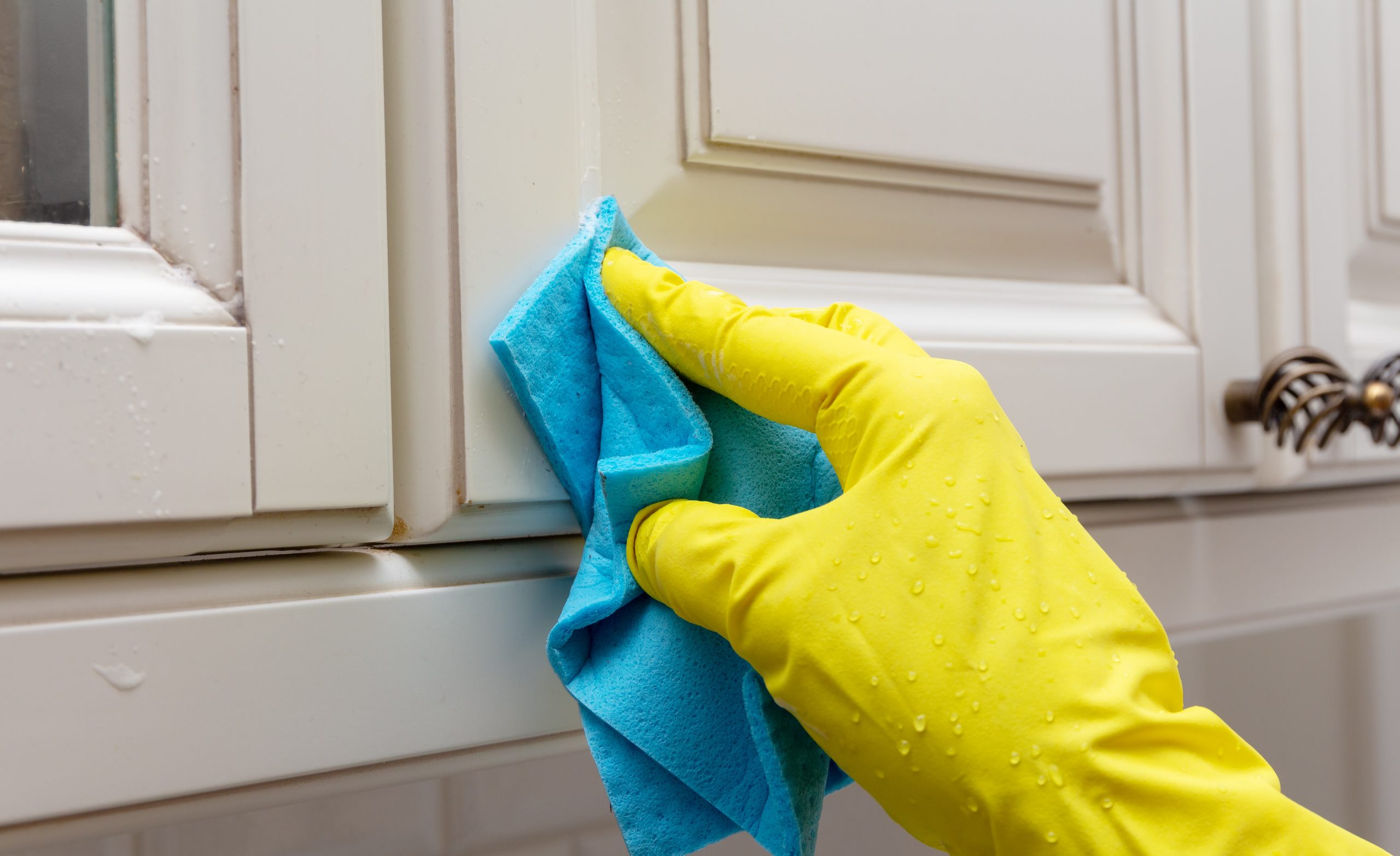 Aprenda a fazer uma misturinha para limpar armário branco