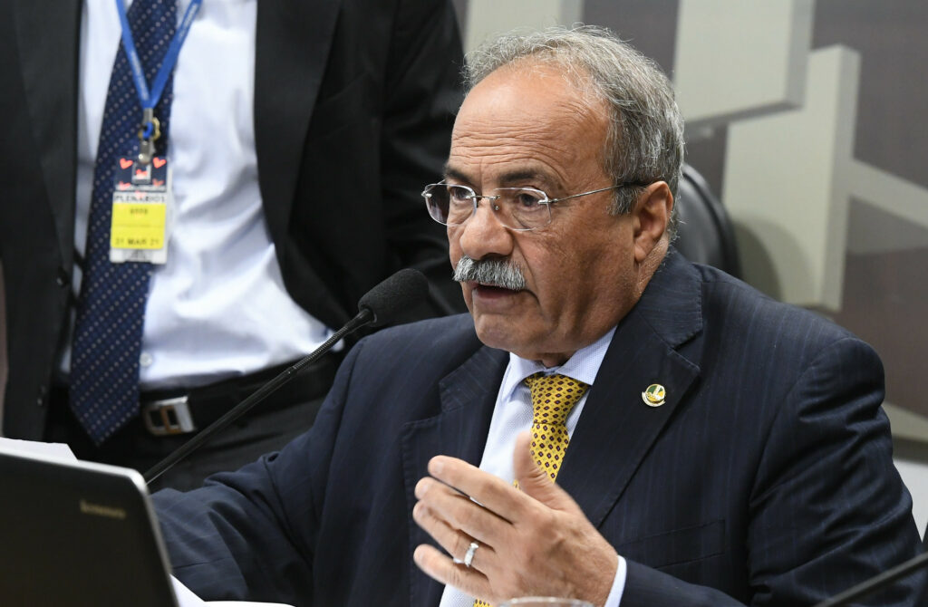 Dino arquiva investigação sobre senador com R$ 33 mil na cueca