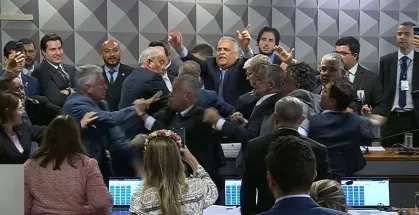 CPMI do INSS é suspensa por conta de bate-boca e empurrões entre parlamentares
