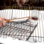 Duas soluções caseiras revitalizam uma grelha enferrujada em minutos