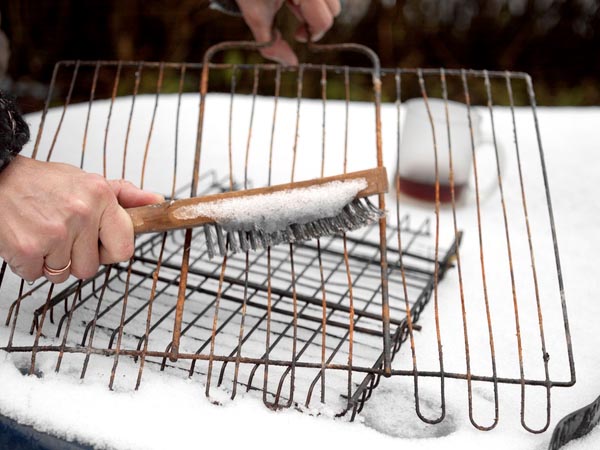 Duas soluções caseiras revitalizam uma grelha enferrujada em minutos