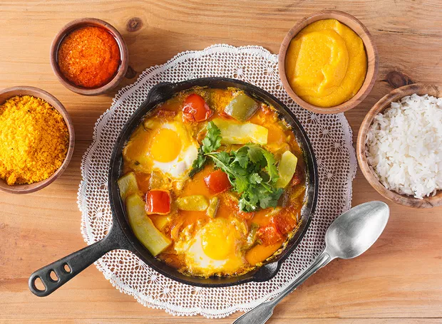 A moqueca de ovo com mamão verde é um prato prático, econômico e saboroso