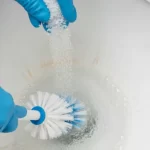 Truque do sal no vaso sanitário: veja para que serve e como fazer do jeito certo