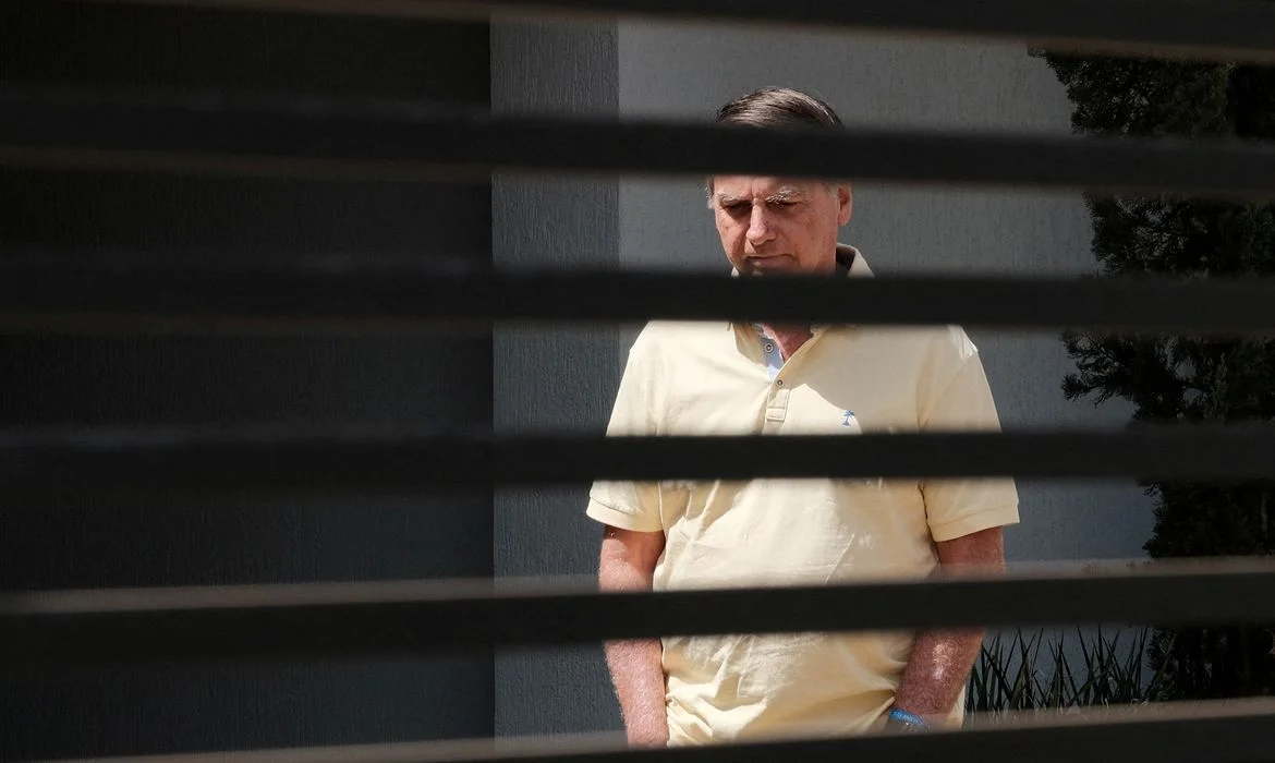 Bolsonaro recebe alta, coloca tornozeleira e passa a cumprir domiciliar
