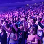 Um influenciador cristão de 22 anos afirma que cada vez mais jovens nos EUA têm redescoberto a fé, impulsionados pela frustração com o que ele chama de “coisas falsas” e com a cultura superficial das redes sociais, passando a buscar um propósito mais profundo para suas vidas. “Estamos cansados de coisas falsas. Estamos cansados de superficialidade”, disse Bryce Crawford na segunda-feira (16) ao programa Fox & Friends. “Somos alimentados com superficialidade pelos nossos celulares, pelos desejos, por tudo aquilo que achamos que vai nos satisfazer. Todo ser humano está em uma busca por amor, e tentamos preencher esse vazio com coisas diferentes. E acho que as pessoas estão percebendo naturalmente: ‘Espera, isso não está funcionando mais. Não está acontecendo do jeito que eu pensei que aconteceria’. No fim das contas, as pessoas não querem apenas uma verdade; elas querem a verdade – e essa verdade é Jesus.” Crawford tem ajudado a abrir caminho para um reavivamento da fé entre jovens adultos, ao levar o Evangelho às ruas e a milhões de seguidores por meio de suas redes sociais. Atualmente, o influenciador conta com cerca de 4 milhões de seguidores no TikTok e 3 milhões no Instagram. Lar cristão Criado em um lar cristão, ele decidiu se dedicar plenamente a Cristo e afirma ter encontrado paz nas palavras de Jesus depois de enfrentar períodos de ansiedade e depressão durante a adolescência. “Quando eu tinha 17 anos, planejei tomar uma decisão irrevogável com a minha vida porque achava que aquela era a única maneira de fazer a dor ir embora”, contou. “E na noite em que eu ia tomar uma decisão irrevogável, Jesus me encontrou de forma sobrenatural, e eu fiz uma oração. Eu disse: ‘Jesus, se você é real, tira a minha ansiedade e a minha depressão’, e desde aquele dia eu nunca mais tive isso.” Segundo ele, isso aconteceu há mais de cinco anos, e aquele momento foi decisivo para que entregasse sua vida a Cristo. Bryce Crawford ministrando para jovens em universidade.” (Foto: Instagram/brycecrawford) Crawford também lidera a iniciativa por meio de sua turnê “Eu Amo Jesus”, percorrendo estados e cidades para ajudar a difundir o Evangelho e oferecer às pessoas um espaço de união em torno de uma mensagem cristã. Ele afirmou que ajudar outras pessoas a acolherem o Evangelho da mesma forma que ele acolheu começa com a disposição de fazer perguntas. “[As pessoas] não são uma estatística. Eu não vou até elas para tratá‑las como um número e depois voltar para casa para me gabar. Elas são seres humanos criados à imagem de Deus”, disse ele. “Por isso, queremos ser intencionais e fazer perguntas. Mas também fazemos as perguntas difíceis: Você tem fé? O que acha que acontece quando morremos? Você acredita em Jesus? Quais são os seus pensamentos sobre Ele? Todo mundo tem uma perspectiva sobre Jesus. A questão é: acreditamos que Ele é Deus? E, se Ele é Deus, então Ele é digno das nossas vidas e da nossa adoração.” Crawford afirmou que o renascimento do cristianismo entre jovens da Geração Z está ligado ao fato de muitos estarem “despertando para a verdade” e reconhecendo que Cristo é a “única coisa capaz de satisfazê-los”. “Vivemos por tantas coisas diferentes — pessoas, relacionamentos, substâncias, diferentes vícios — e nada disso nos satisfaz”, disse ele. “Por isso, as pessoas entendem que precisamos de algo eterno e perfeito que possa nos sustentar. E Jesus está vivo e ativo, e Ele está fazendo isso no coração daqueles que têm fome e estão prontos para recebê‑lo.”