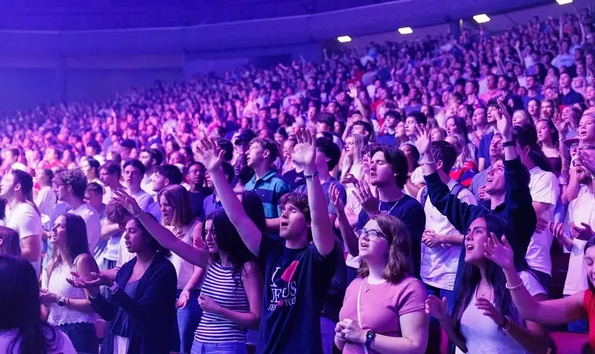 Um influenciador cristão de 22 anos afirma que cada vez mais jovens nos EUA têm redescoberto a fé, impulsionados pela frustração com o que ele chama de “coisas falsas” e com a cultura superficial das redes sociais, passando a buscar um propósito mais profundo para suas vidas. “Estamos cansados de coisas falsas. Estamos cansados de superficialidade”, disse Bryce Crawford na segunda-feira (16) ao programa Fox & Friends. “Somos alimentados com superficialidade pelos nossos celulares, pelos desejos, por tudo aquilo que achamos que vai nos satisfazer. Todo ser humano está em uma busca por amor, e tentamos preencher esse vazio com coisas diferentes. E acho que as pessoas estão percebendo naturalmente: ‘Espera, isso não está funcionando mais. Não está acontecendo do jeito que eu pensei que aconteceria’. No fim das contas, as pessoas não querem apenas uma verdade; elas querem a verdade – e essa verdade é Jesus.” Crawford tem ajudado a abrir caminho para um reavivamento da fé entre jovens adultos, ao levar o Evangelho às ruas e a milhões de seguidores por meio de suas redes sociais. Atualmente, o influenciador conta com cerca de 4 milhões de seguidores no TikTok e 3 milhões no Instagram. Lar cristão Criado em um lar cristão, ele decidiu se dedicar plenamente a Cristo e afirma ter encontrado paz nas palavras de Jesus depois de enfrentar períodos de ansiedade e depressão durante a adolescência. “Quando eu tinha 17 anos, planejei tomar uma decisão irrevogável com a minha vida porque achava que aquela era a única maneira de fazer a dor ir embora”, contou. “E na noite em que eu ia tomar uma decisão irrevogável, Jesus me encontrou de forma sobrenatural, e eu fiz uma oração. Eu disse: ‘Jesus, se você é real, tira a minha ansiedade e a minha depressão’, e desde aquele dia eu nunca mais tive isso.” Segundo ele, isso aconteceu há mais de cinco anos, e aquele momento foi decisivo para que entregasse sua vida a Cristo. Bryce Crawford ministrando para jovens em universidade.” (Foto: Instagram/brycecrawford) Crawford também lidera a iniciativa por meio de sua turnê “Eu Amo Jesus”, percorrendo estados e cidades para ajudar a difundir o Evangelho e oferecer às pessoas um espaço de união em torno de uma mensagem cristã. Ele afirmou que ajudar outras pessoas a acolherem o Evangelho da mesma forma que ele acolheu começa com a disposição de fazer perguntas. “[As pessoas] não são uma estatística. Eu não vou até elas para tratá‑las como um número e depois voltar para casa para me gabar. Elas são seres humanos criados à imagem de Deus”, disse ele. “Por isso, queremos ser intencionais e fazer perguntas. Mas também fazemos as perguntas difíceis: Você tem fé? O que acha que acontece quando morremos? Você acredita em Jesus? Quais são os seus pensamentos sobre Ele? Todo mundo tem uma perspectiva sobre Jesus. A questão é: acreditamos que Ele é Deus? E, se Ele é Deus, então Ele é digno das nossas vidas e da nossa adoração.” Crawford afirmou que o renascimento do cristianismo entre jovens da Geração Z está ligado ao fato de muitos estarem “despertando para a verdade” e reconhecendo que Cristo é a “única coisa capaz de satisfazê-los”. “Vivemos por tantas coisas diferentes — pessoas, relacionamentos, substâncias, diferentes vícios — e nada disso nos satisfaz”, disse ele. “Por isso, as pessoas entendem que precisamos de algo eterno e perfeito que possa nos sustentar. E Jesus está vivo e ativo, e Ele está fazendo isso no coração daqueles que têm fome e estão prontos para recebê‑lo.”