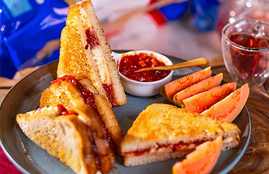 Sanduíche cremoso de queijo com goiabada