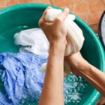 Dicas para recuperar a cor da roupa manchada com água sanitária