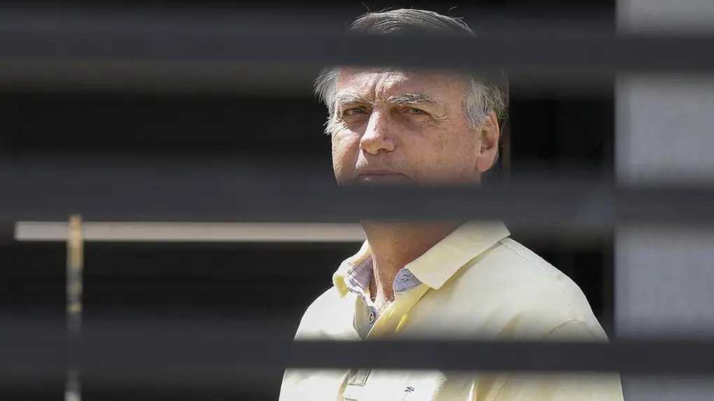 STF forma maioria para manter Bolsonaro em regime fechado na 'Papudinha'