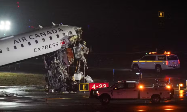 Piloto e copiloto morrem após colisão entre avião e caminhão em aeroporto dos EUA