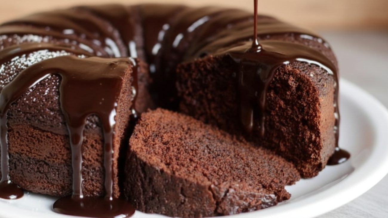 Bolo de chocolate saudável, sem farinha e sem açúcar, feito no micro-ondas