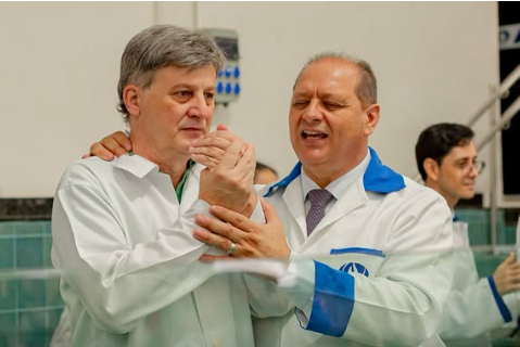 Ex-padre é batizado após ser evangelizado por pastor: “Não há limite para o amor de Deus”