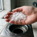 Como usar sal grosso para evitar o mau-cheiro no banheiro