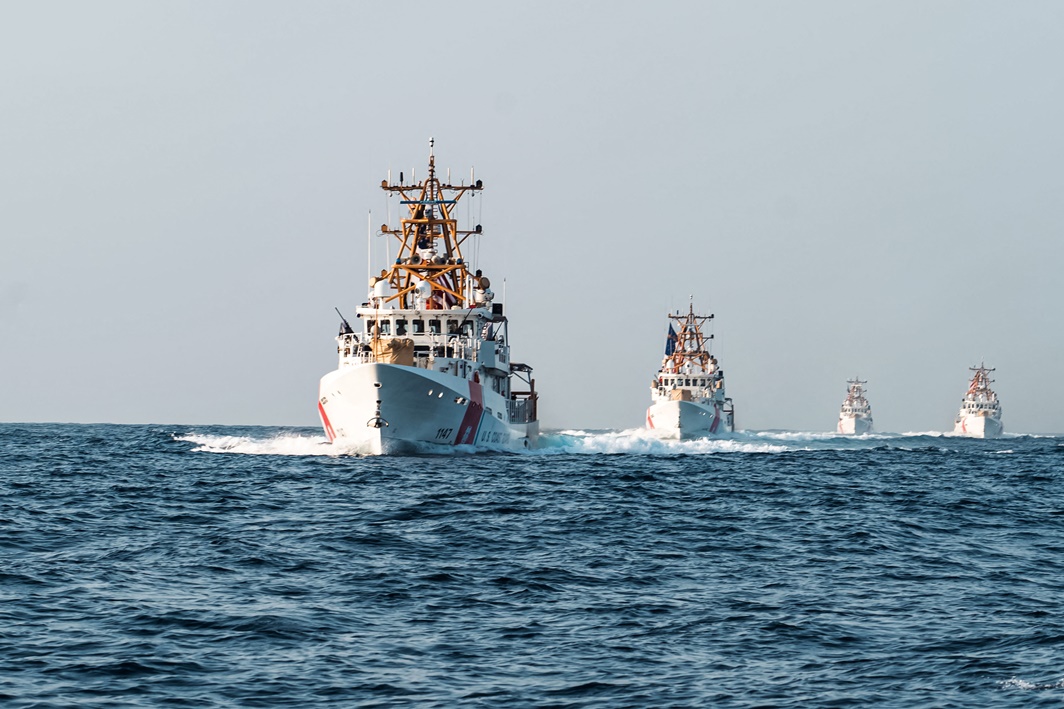 Petróleo tomba 10% após Irã liberar passagem pelo Estreito de Ormuz